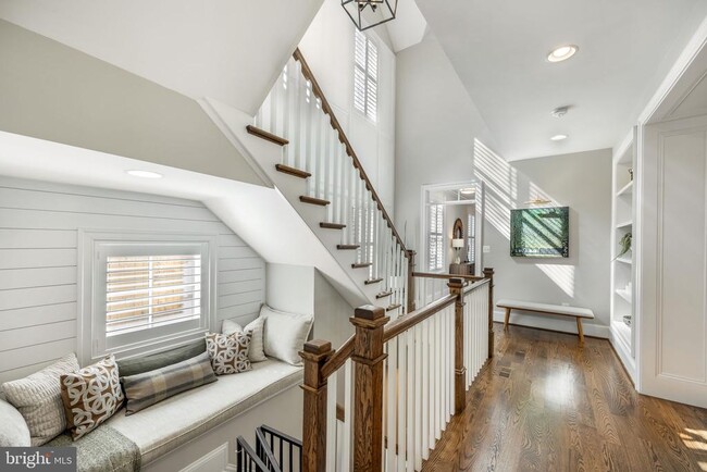 Building Photo - 323 S West St