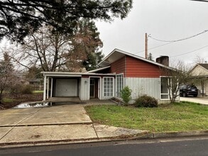 Building Photo - ~3 Bedroom Hucrest Home~