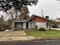 Building Photo - ~3 Bedroom Hucrest Home~