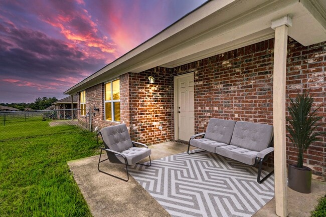 Building Photo - 3 Bedroom 2 Bath Duplex at Mansion Creek in Tyler! 1/2 OFF your first full month’s rent!