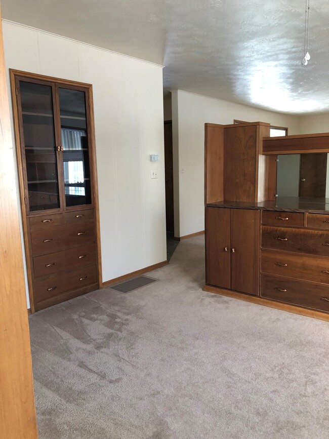 Building Photo - 2 Bed Mid-Century House w/ Garage & Fenced...