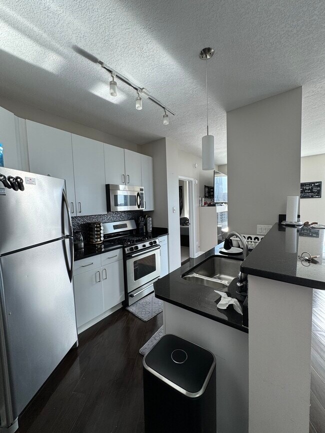 Building Photo - 600 N Kingsbury St