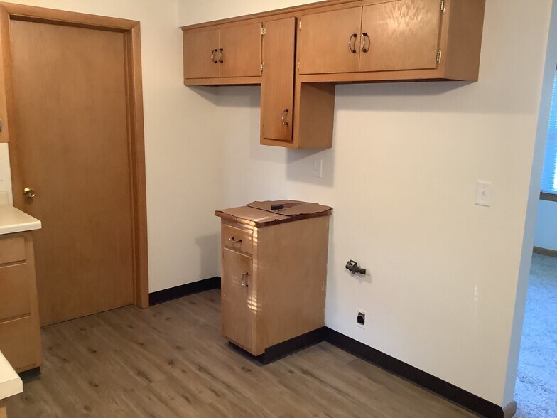 Kitchen - 835 Neufeld St