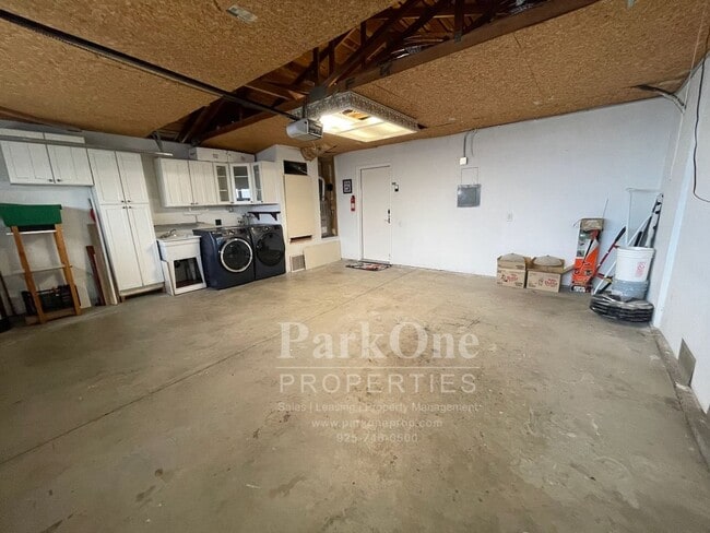 Building Photo - Nicely Update Home Now Available in the Crossings