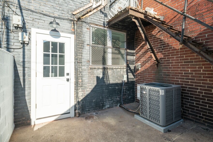 Building Photo - 724 Dickinson St