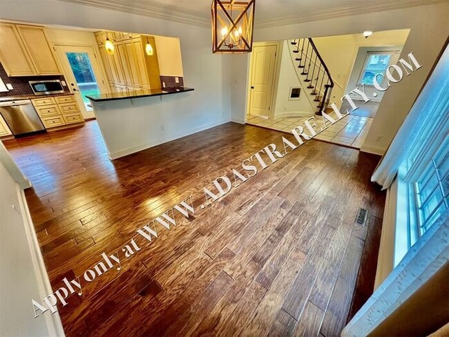 Building Photo - Beautiful 4 Bed 3.5 Bath Home in Fairway-Available NOW!!