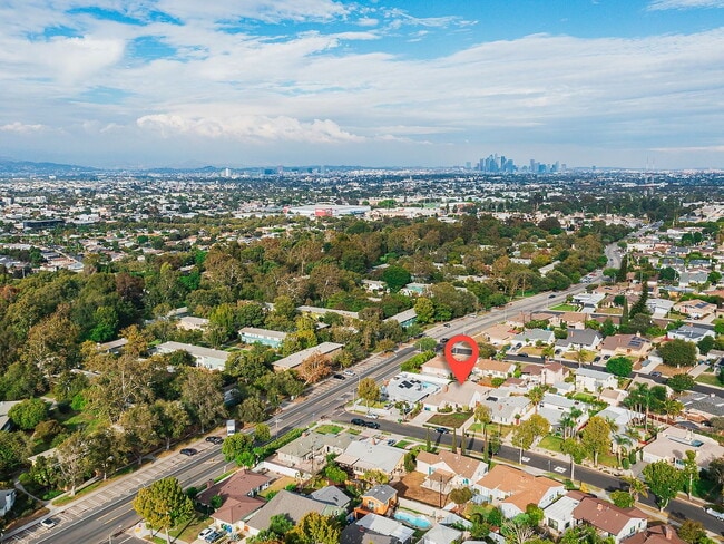 Building Photo - "Spacious 4-Bed, 3-Bath Oasis in Prime Los Angeles Location - 2080 Sq Ft of Comfort!"