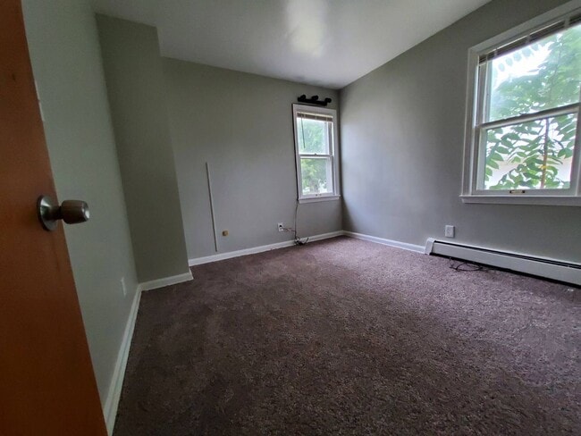 Building Photo - Charming 4-Bedroom Property in Prime Location