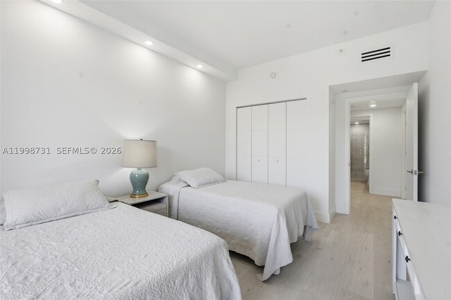 Building Photo - 251 Crandon Blvd