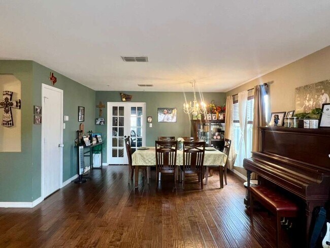 Building Photo - $500 OFF ON FIRST MONTH'S RENT! APPLICATION FEE WAIVED! 4 Beds, 3 Baths & Unbeatable Location — Y...
