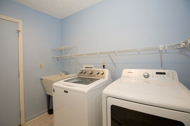 Building Photo - Beautiful 3 bedroom home in Woodlake