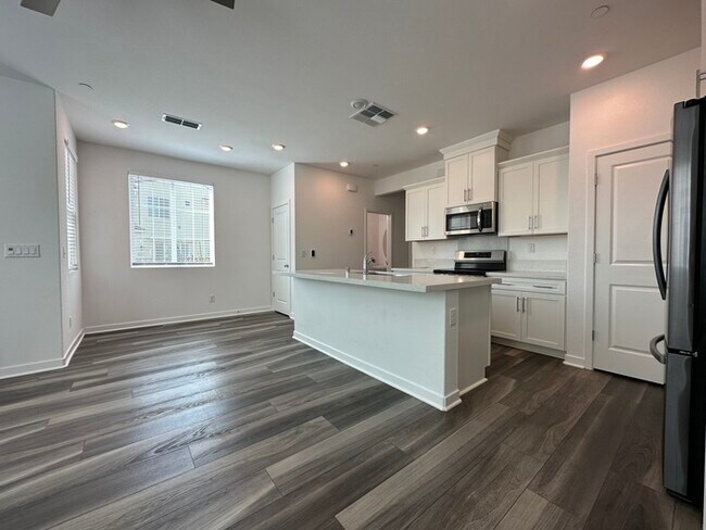 Building Photo - Gorgeous 3 Bedroom 2.5 Bathrooms