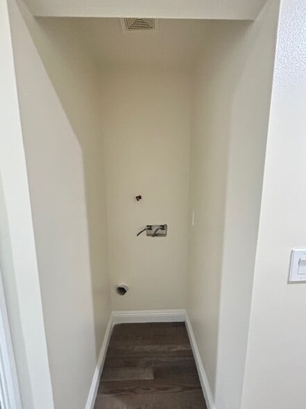 Building Photo - 213 1/2 E 84th Pl