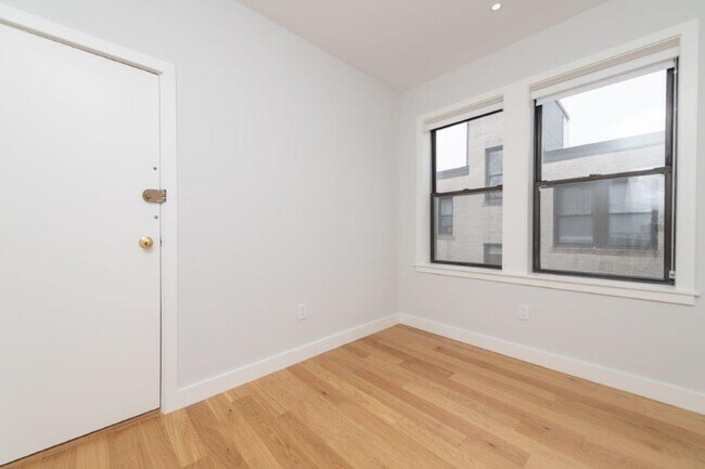 Building Photo - Great 1.5 Bed Located Close to Green Line and Dunkins'!
