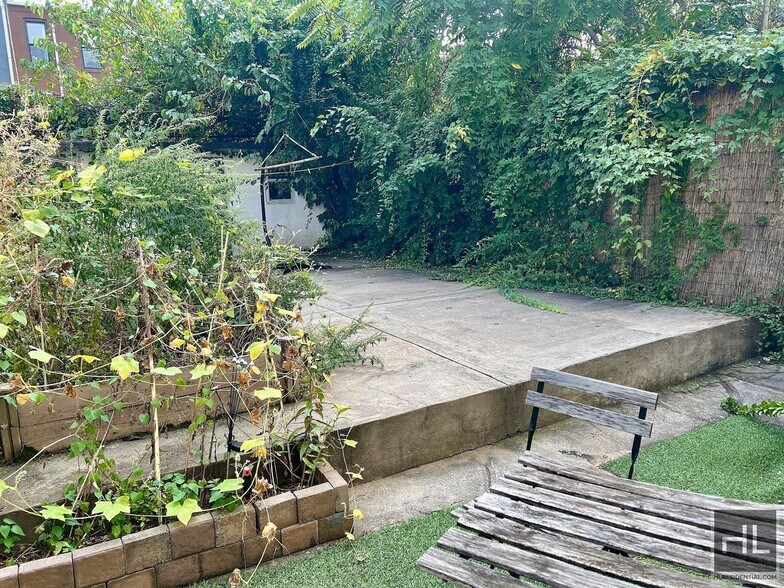 Building Photo - 1BR 1BA Private Garden Level Floor Through...