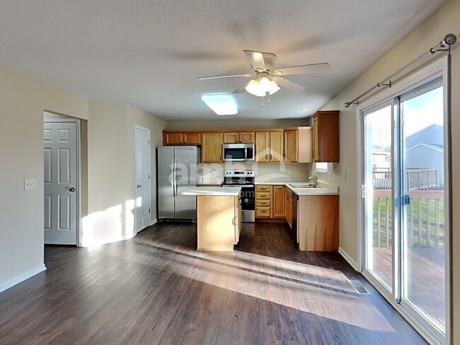 Building Photo - 637 Ellen Dr