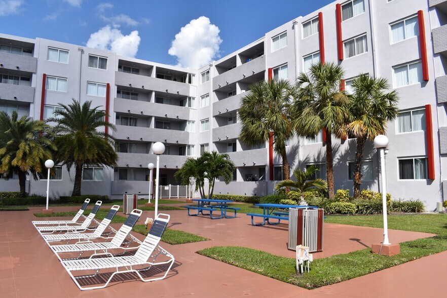 Outdoor BBQ Area - Suncoast Place Apartments