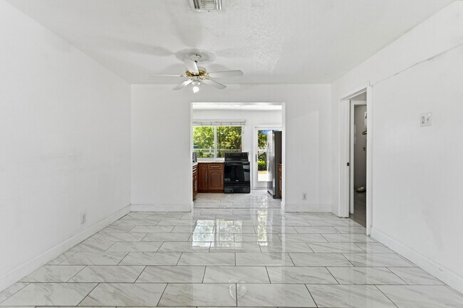 Building Photo - 2748 SW 46th Ct