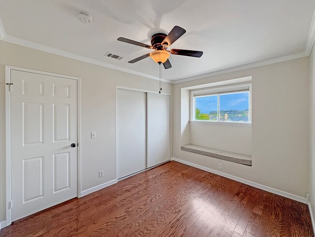 Building Photo - Charming 3B/2BA Oceanside Retreat with Mod...