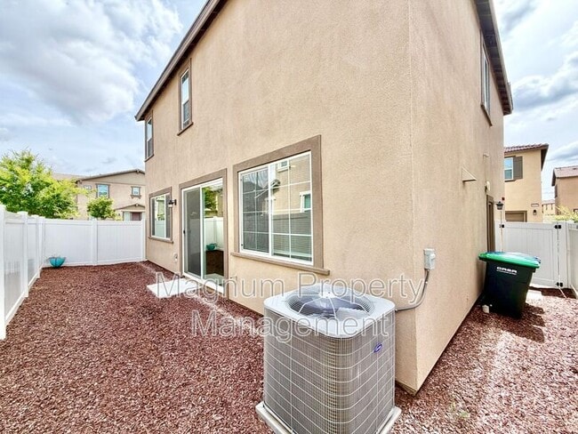 Building Photo - 40617 Birchfield Dr