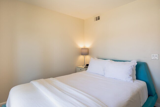 Building Photo - Family-Friendly Oasis in North Palm Springs