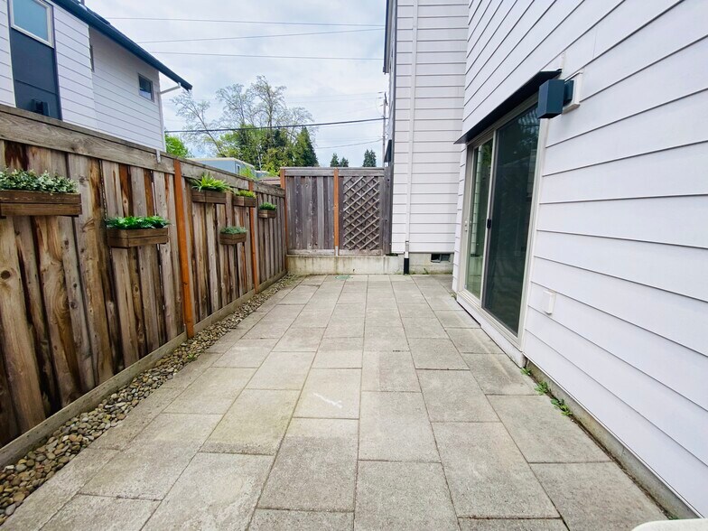 Building Photo - 3942 SE Gladstone St