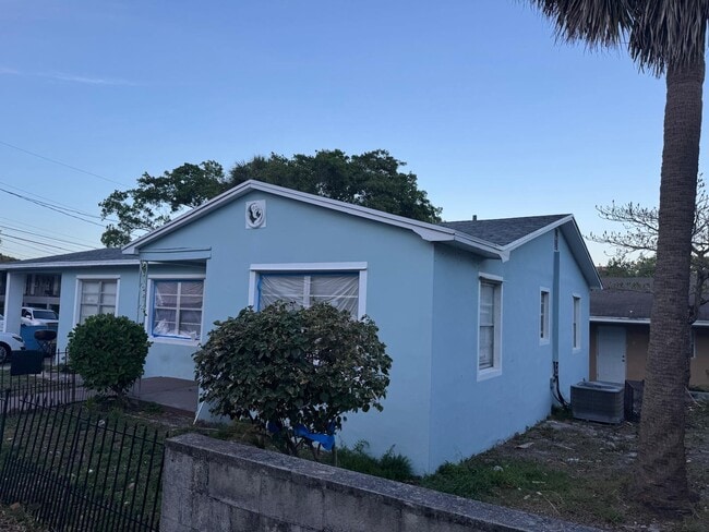 Building Photo - 1110 N Sapodilla Ave