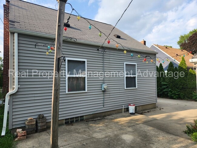 Building Photo - Ferndale Artistry with 2 Full Baths - Short Walk to Downtown Ferndale!