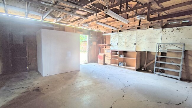 Building Photo - 984 NW 5th St