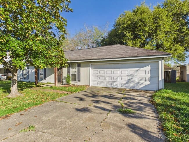 Building Photo - COMING SOON! 3 Beds, 2 Baths House for rent in Milton!