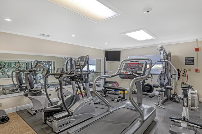 Building Photo - 1160 Hillsboro Mile