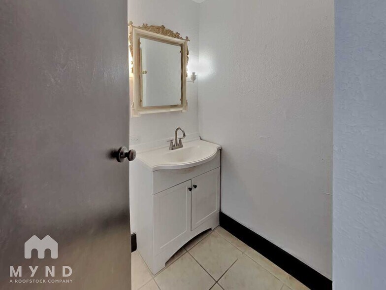 Building Photo - 428 Quentin Dr