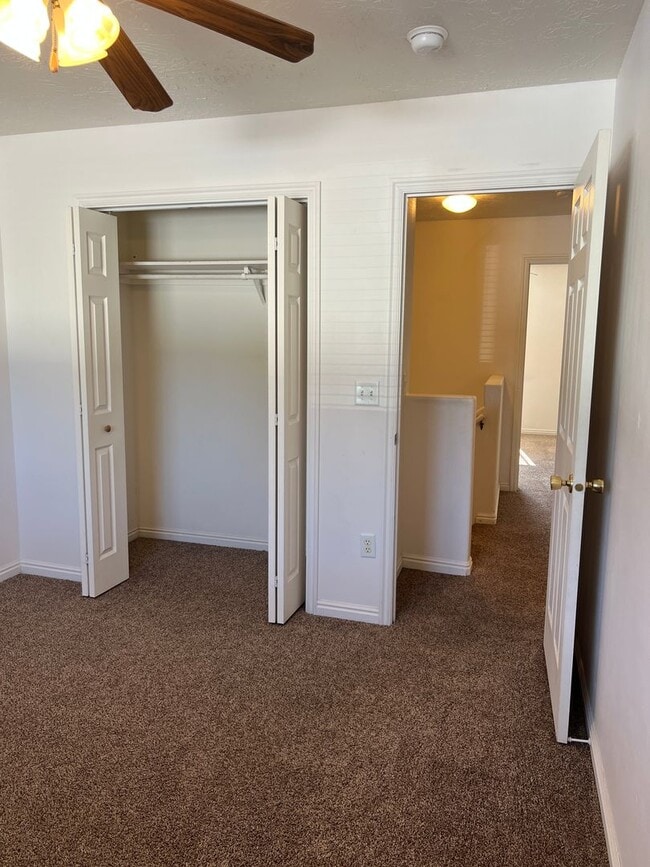 Building Photo - 2 bed 1.5 bath unit in the Meadows