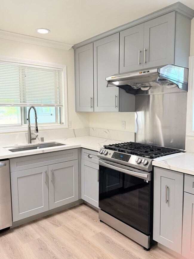 Building Photo - Beautifully Updated 3 Bed, 2 Bath Home in West Vista