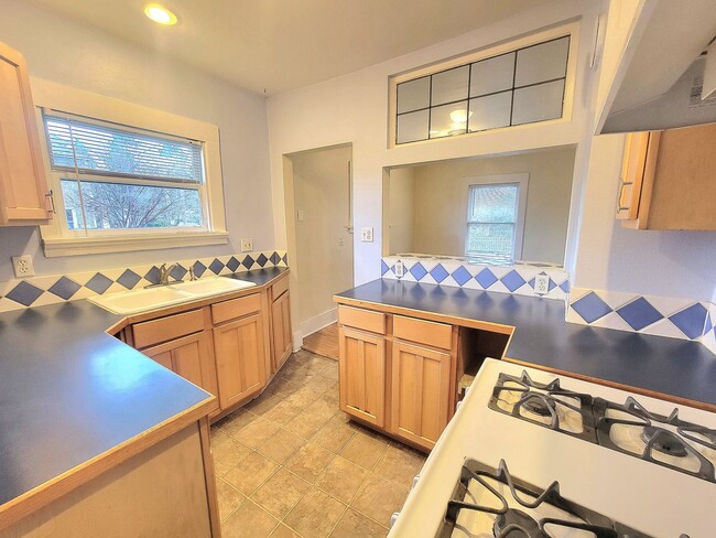 Building Photo - Are you looking for a short 5 Month Lease? | Cozy 1 Bed, 1 Bath Home in Desirable SE Portland