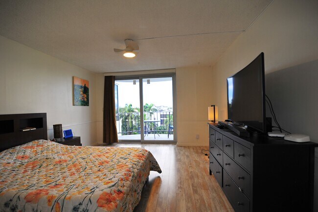 Building Photo - 3051 NE 48th St