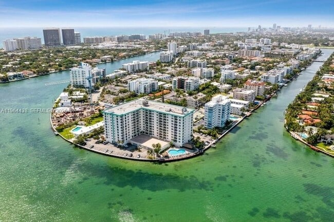 Building Photo - 10350 W Bay Harbor Dr