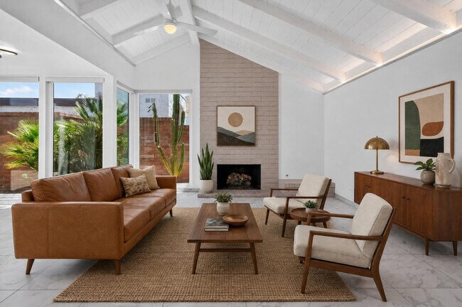 Building Photo - 2490 E Miramonte Cir