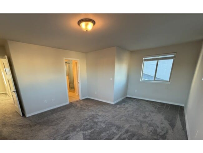 Building Photo - Don't miss this newer construction home with a bright, modern design!