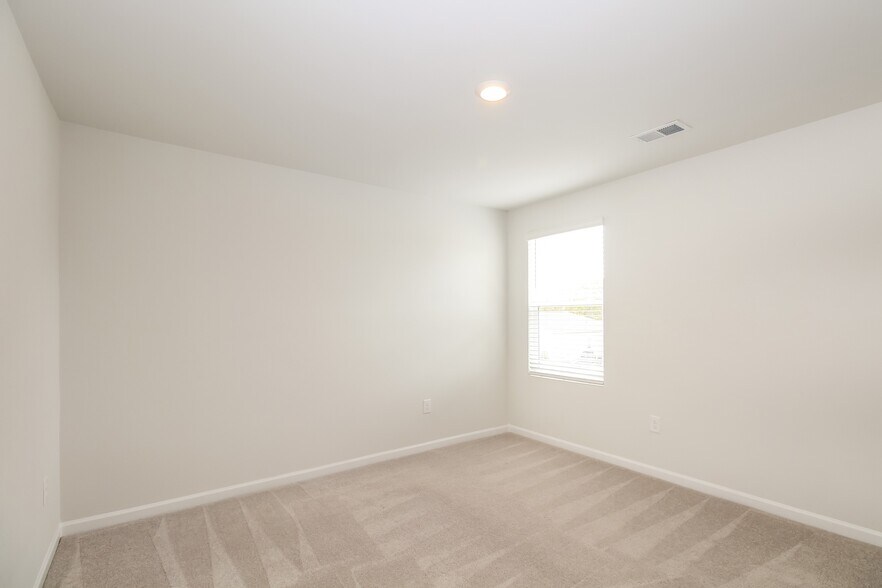 Building Photo - 139 S Reindeer Rd