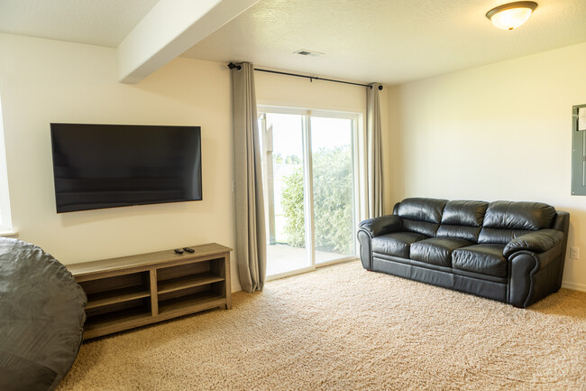 Large basement family room - 1280 SW Selway Ln