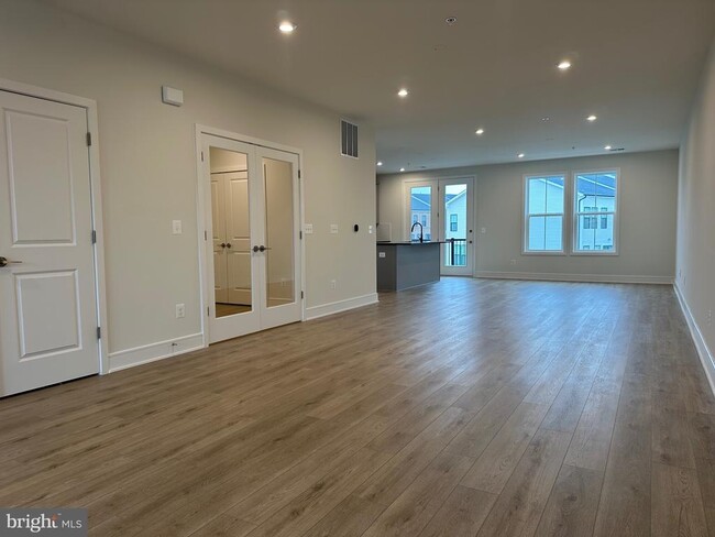 Building Photo - 43324 Farringdon Sq