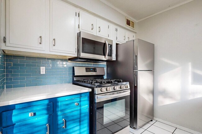 Building Photo - NE Heights - Large 2 Bedroom Apartment with Garage