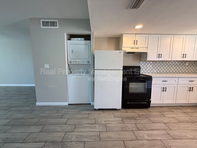 Building Photo - 3302 W Loma Ln