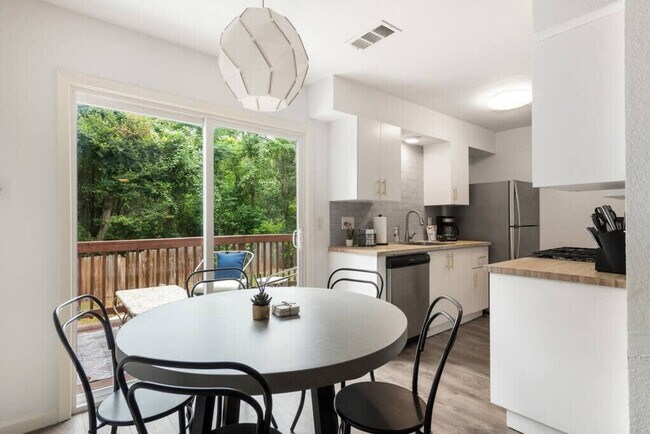 Building Photo - 802 Ramble Ln