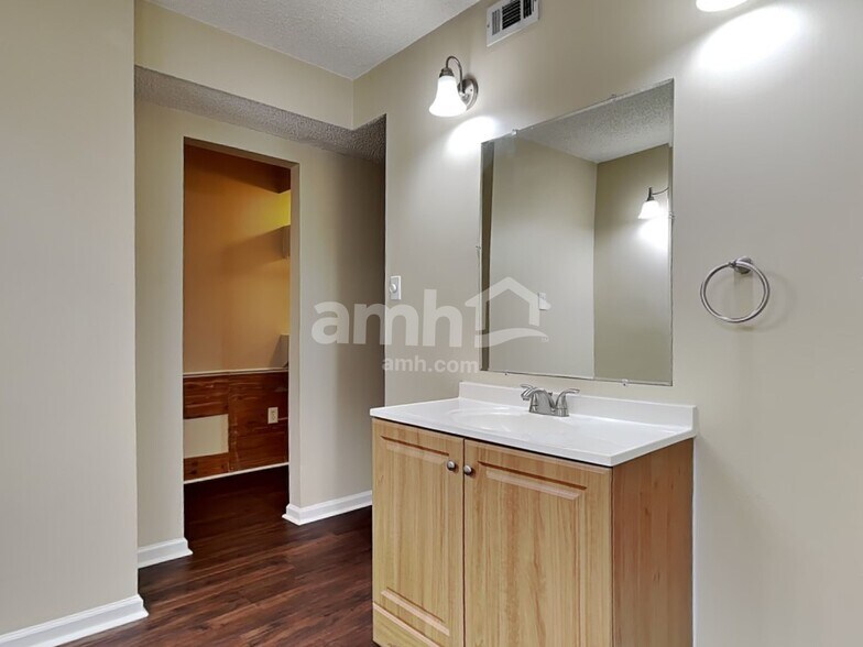 Building Photo - 223 Longleaf Cir