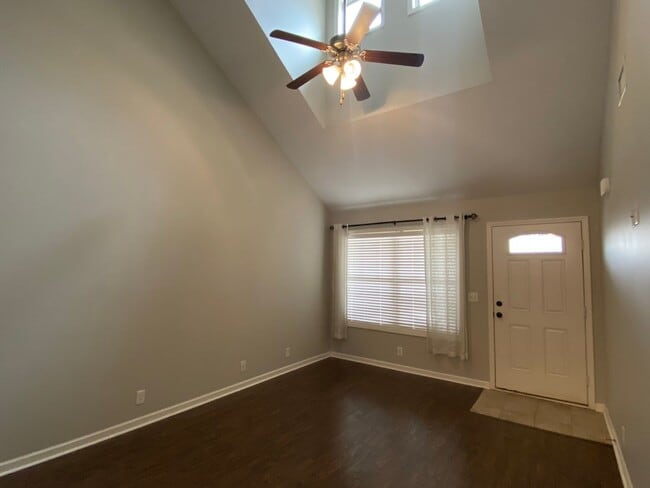 Building Photo - 3 Bedroom / 3 Bathroom / End Unit Townhome...
