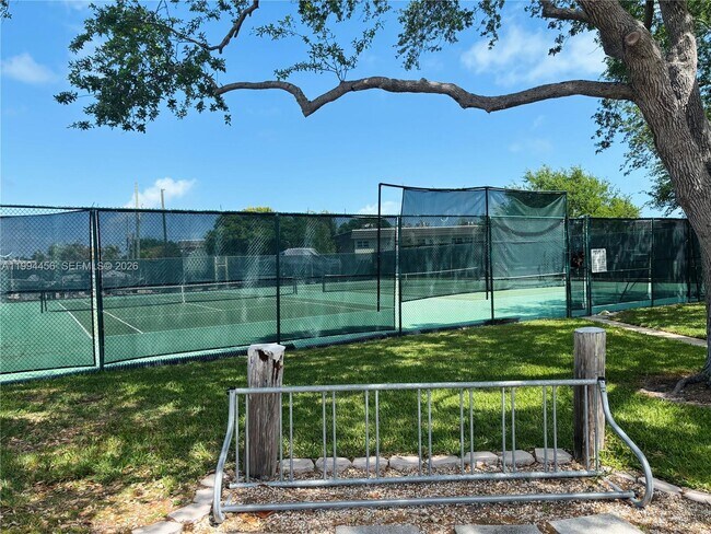 Building Photo - 1323 Bayshore Dr