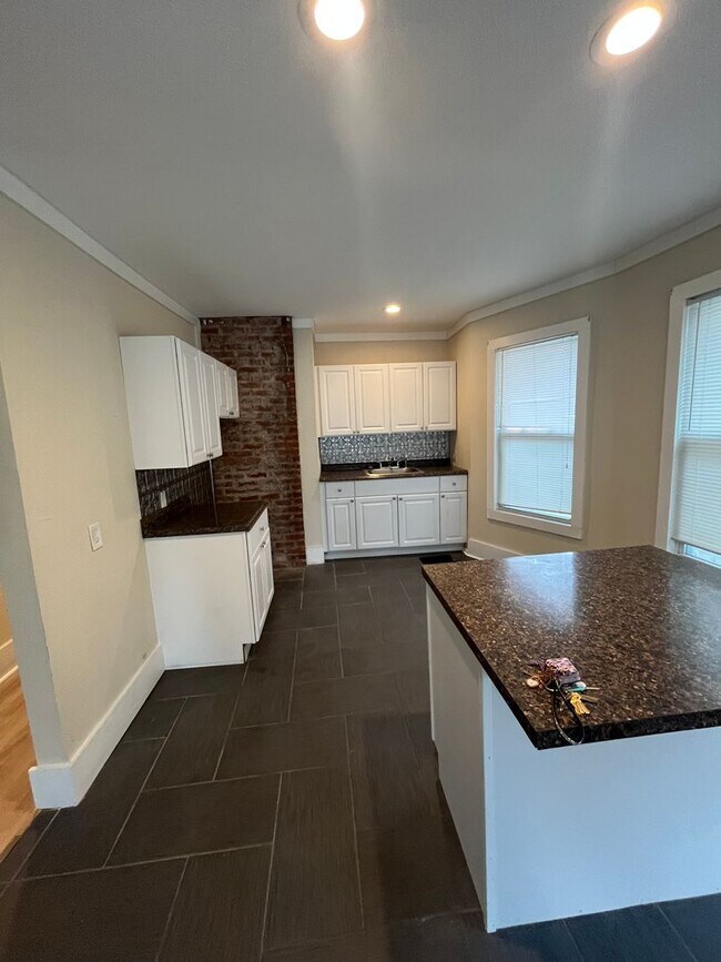 Building Photo - 12 Madison St