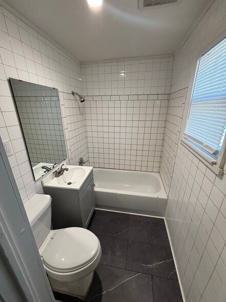 Building Photo - 901 W Valley St